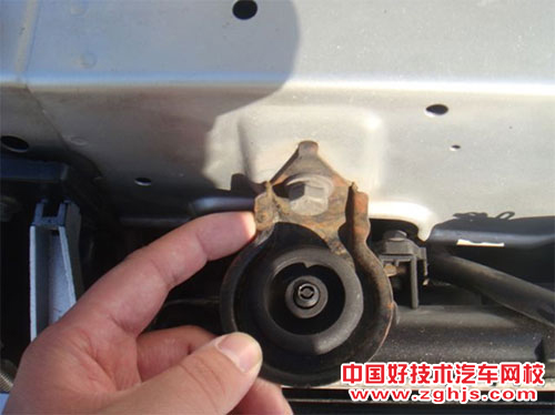 二手车鉴定评估之看灯找马 从外观看起 图示为年月腐蚀而构成的锈斑