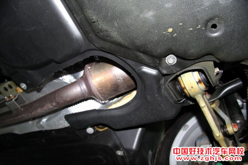 奔驰星睿二手车鉴定评估体验 图示为底盘也是二手车评估师重点检查的部分